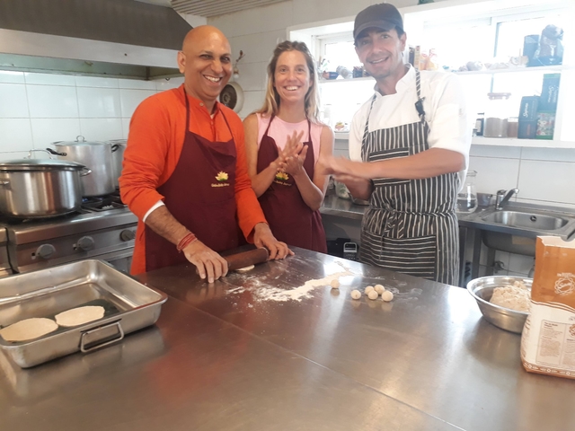Personas cocinando en retiro