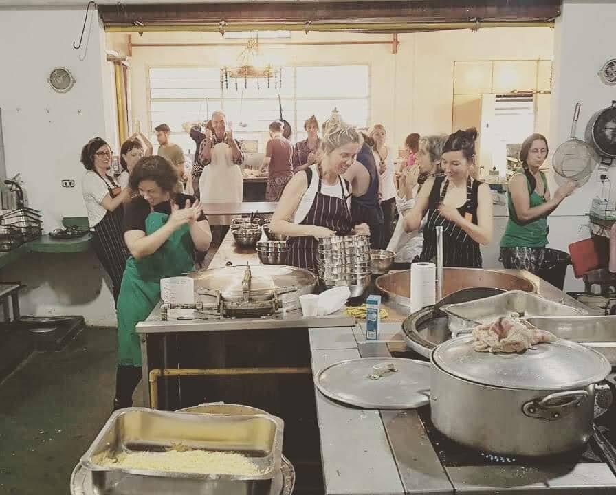 Personas cocinando en retiro