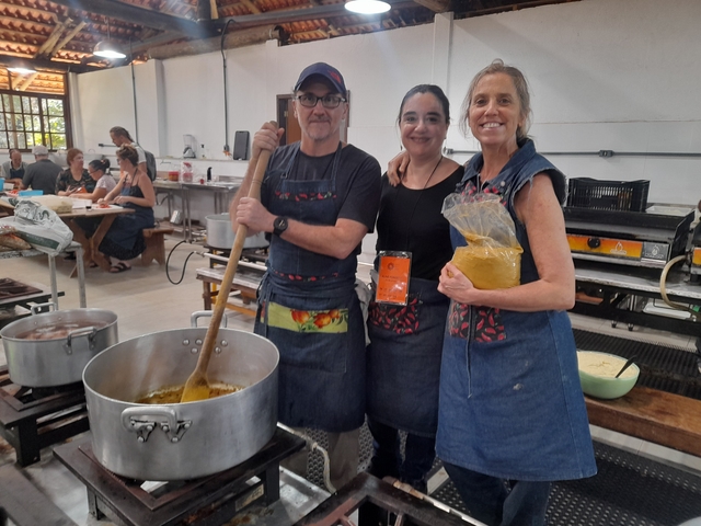 Equipo cocinando en retiro