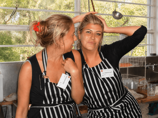 Personas cocinando en retiro